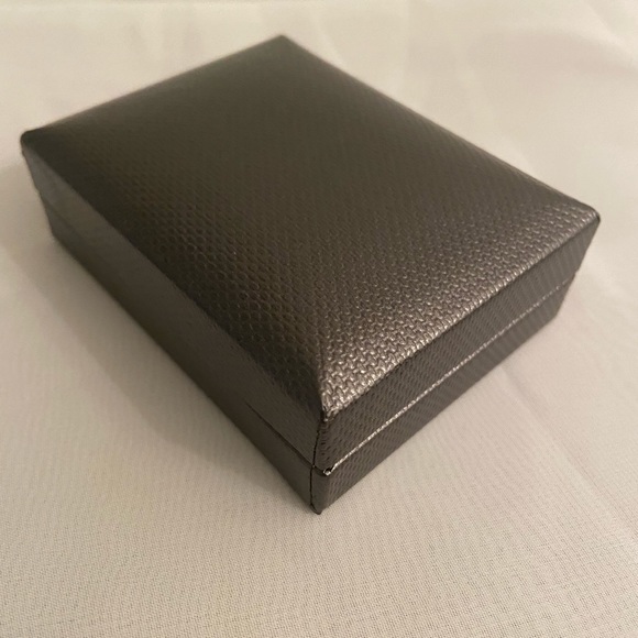 Beautiful Crystal Teardrop Pierced Earrings - Picture 6 of 8